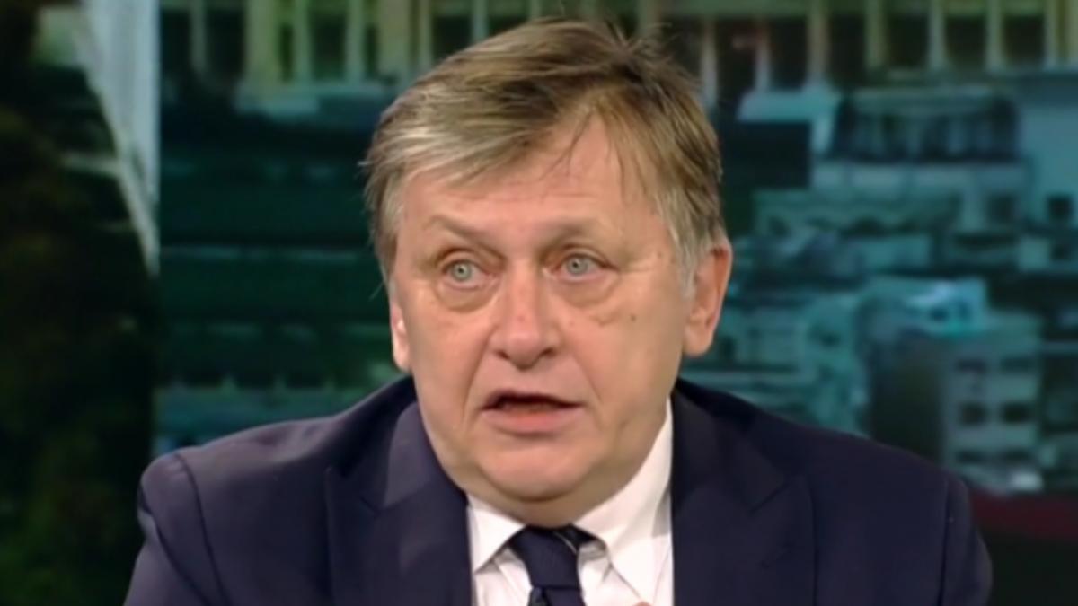 Antonescu intrebat de USR despre misterul steagului NATO de la Cotroceni Nu s portar Fiti atenti si la Iohannis sa nu plece cu el