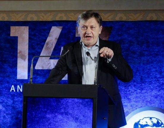 Crin Antonescu anunta suspendarea candidaturii si acuza partidele