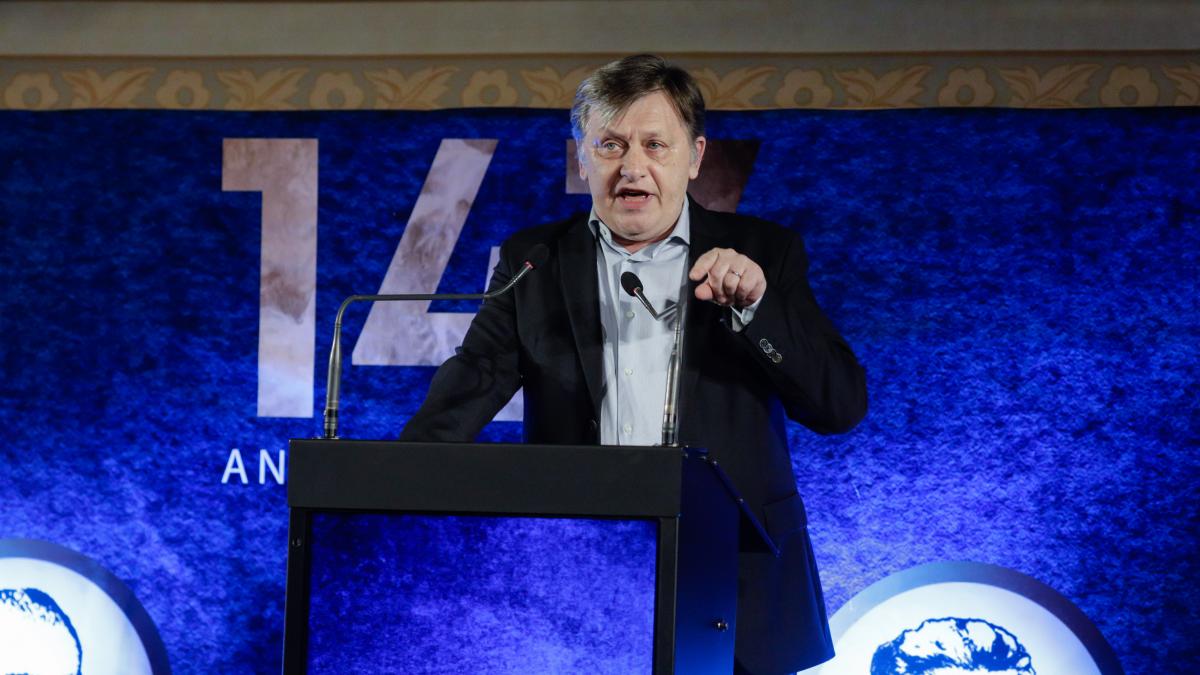 Crin Antonescu anunta suspendarea candidaturii si acuza partidele