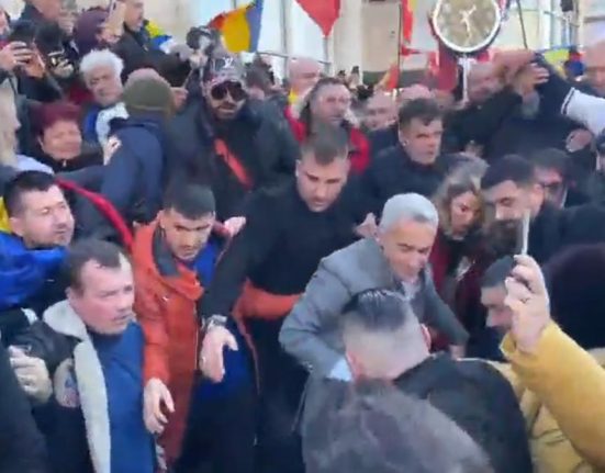 Simion a mers la protestul lui Georgescu dar a stat separat multimea s a inghesuit sa l vada si sa l atinga pe Georgescu