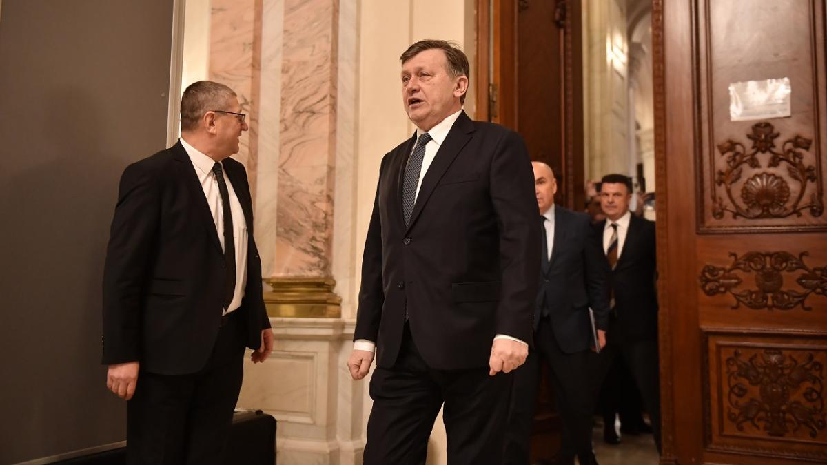 Crin Antonescu vrea reglementarea retelelor sociale