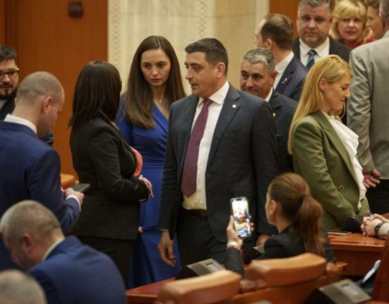 George Simion face scandal in Parlament Amantele voastre sunt cel mai potrivite pentru a fi eliminate din sectorul public