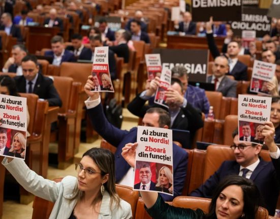 Huiduieli si pancarte la dezbaterea din Parlament Am sentimentul ca sunt pe Arena Nationala Ciolacu a prezentat bugetul 2025