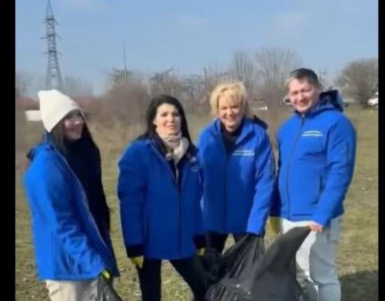 Lavinia Sandru si echipa ei au curatat un camp plin de gunoaie in Calarasi Romania Reala are nevoie de noi