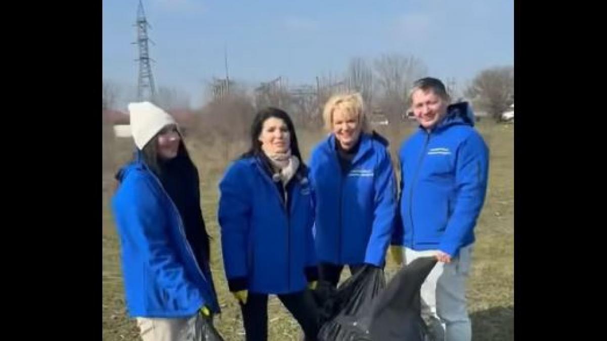Lavinia Sandru si echipa ei au curatat un camp plin de gunoaie in Calarasi Romania Reala are nevoie de noi
