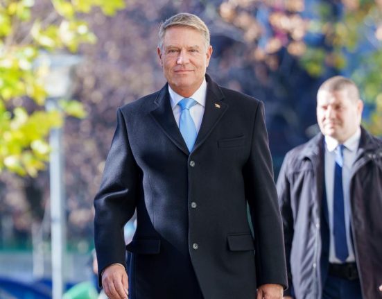 Presiune crescuta pe Klaus Iohannis sa demisioneze Procedura de suspendare incepe luni in Parlament