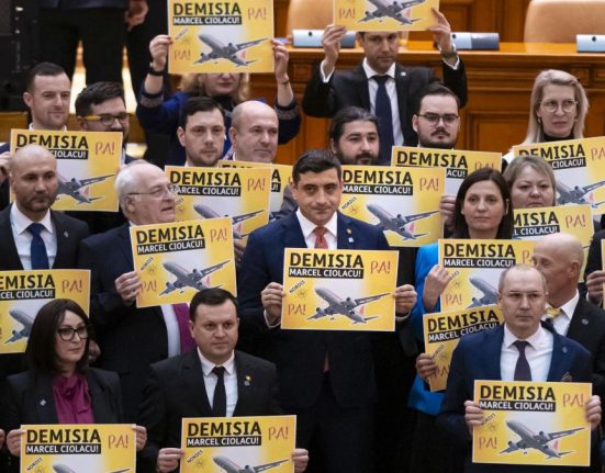 SOS AUR si POT depun marti motiunea impotriva Guvernului Ciolacu