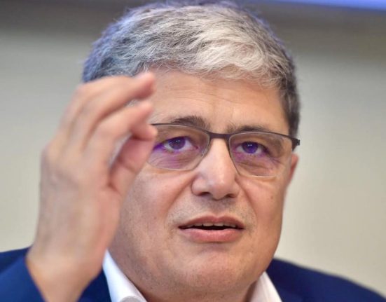 Bolos negociaza 200 milioane euro pentru economie si tineri
