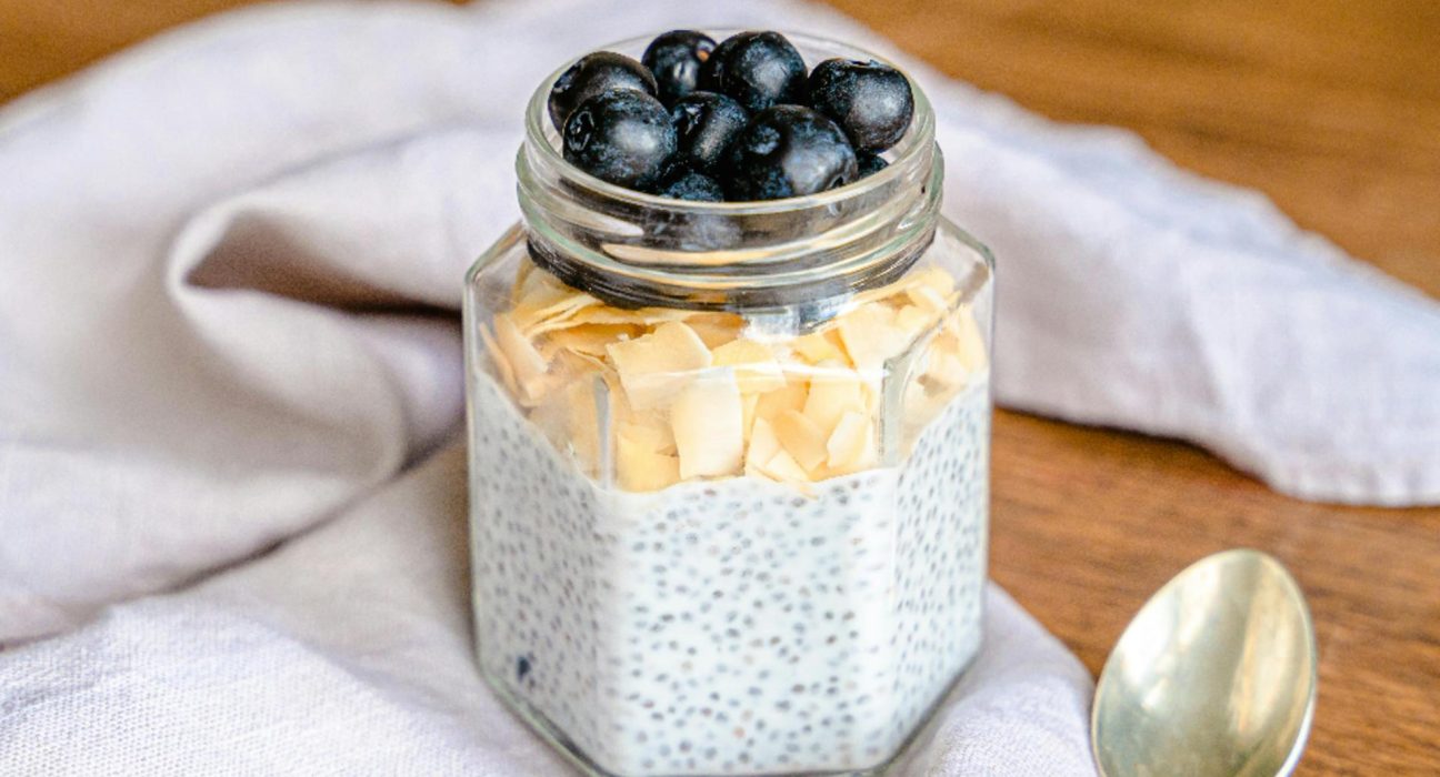 Budinca de banane cu afine si chia desert de post