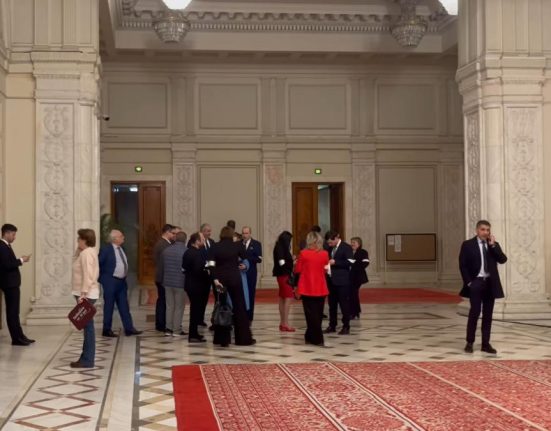 Circ in Parlament Oamenii lui Simion si Gavrila spun ca sunt in greva dar si au semnat condica pentru bani