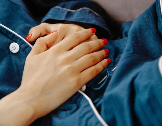 Cum sa reduci crampele menstruale sfaturi si remedii naturiste