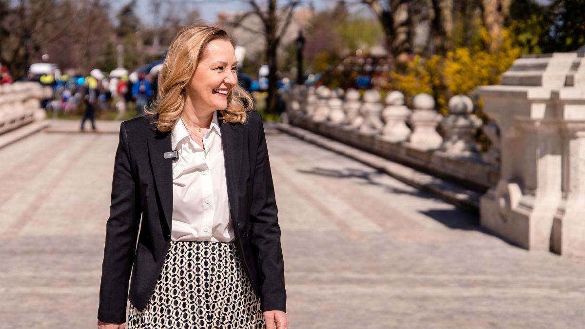 Elena Lasconi fotografii in gradina de la Cotroceni