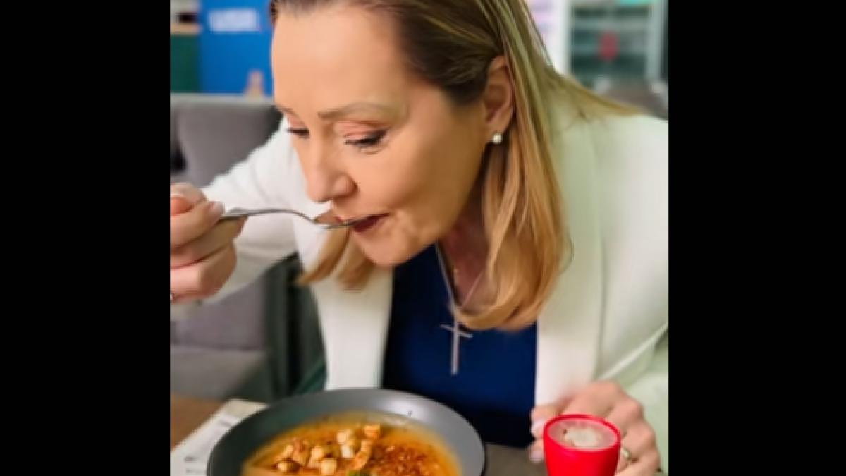 Elena Lasconi sa filmat mancand supa cu panselute A fost o supa prezidentiala