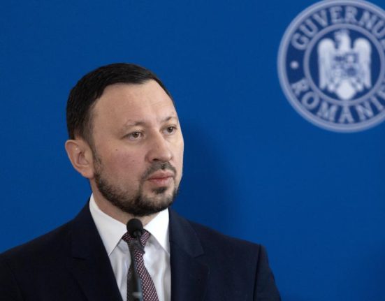 Mircea Fechet lanseaza o initiativa pentru accesul la apa potabila in scoli