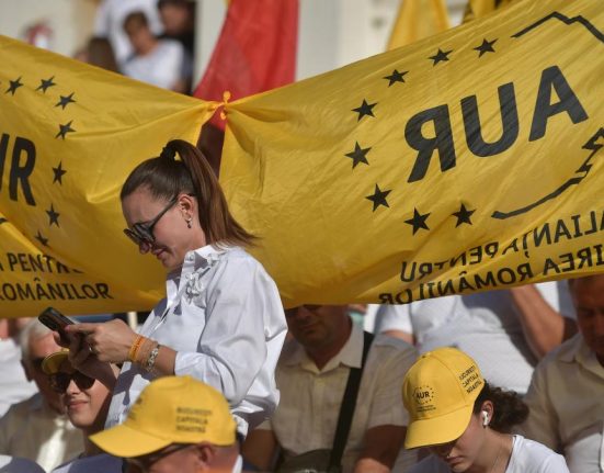 Parlamentarii AUR revin in plen si comisii purtand banderole albe