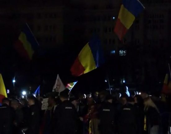 Sustinatorii lui Georgescu protesteaza la CCR Jandarmeria prezenta