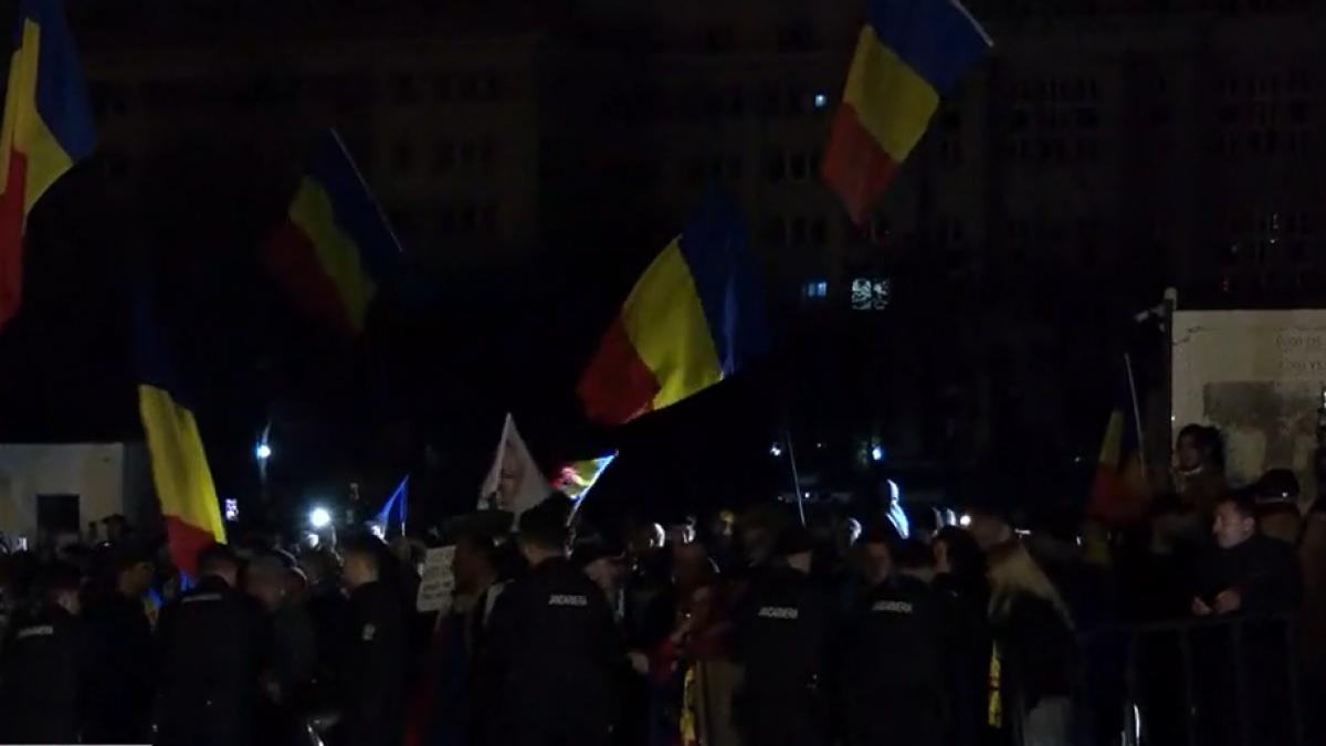 Sustinatorii lui Georgescu protesteaza la CCR Jandarmeria prezenta