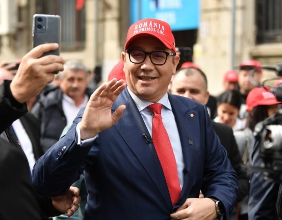 Victor Ponta candidat independent prezidentiale 2025 functii avere CV controverse familie