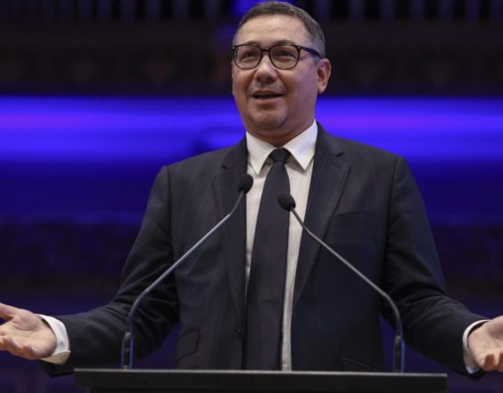 Victor Ponta renunta la cetatenia sarba inaintea contestatiei