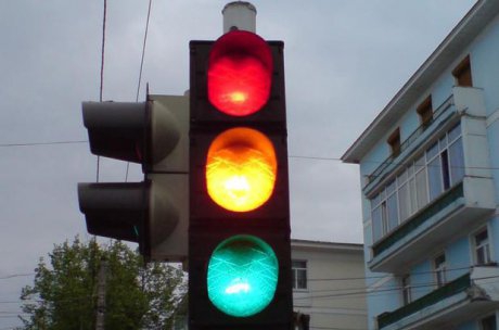 Codul Rutier 2025 Evitarea amenzii pentru trecutul pe rosu