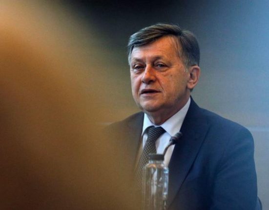 Crin Antonescu Ilie Bolojan e aproape hartuit de candidati care vor sa i submineze cota de incredere El ma sustine