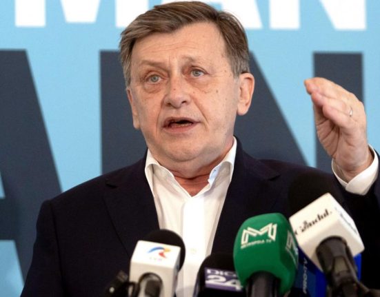 Crin Antonescu critica magistratii pensionati la 48 de ani Gest imoral