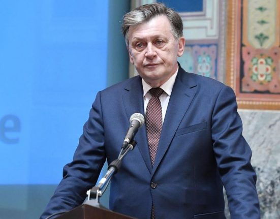 Crin Antonescu isi lanseaza programul prezidential Romania are nevoie de un lider de natiune