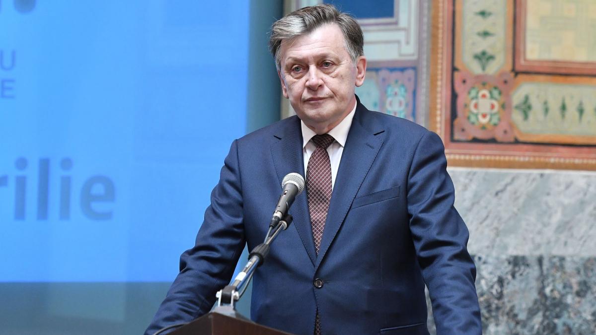 Crin Antonescu isi lanseaza programul prezidential Romania are nevoie de un lider de natiune