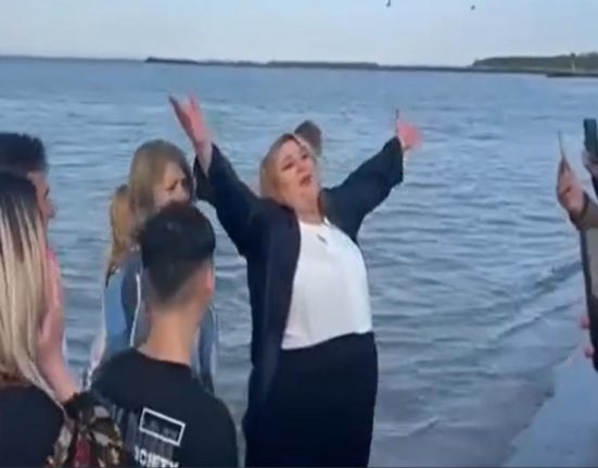 Diana Sosoaca si SOS s au aruncat in mare