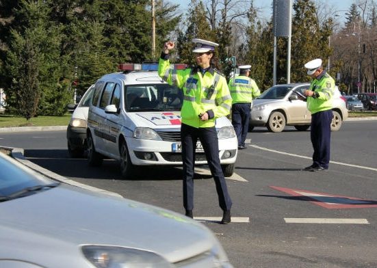 Este ilegal sa depasesti linia dubla continua pentru a evita un accident VIDEO