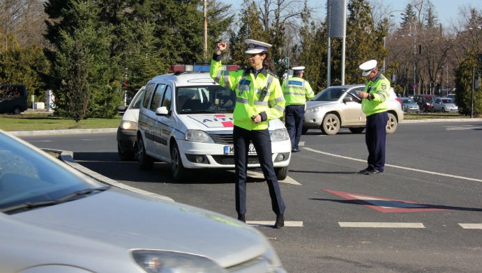 Este ilegal sa depasesti linia dubla continua pentru a evita un accident VIDEO