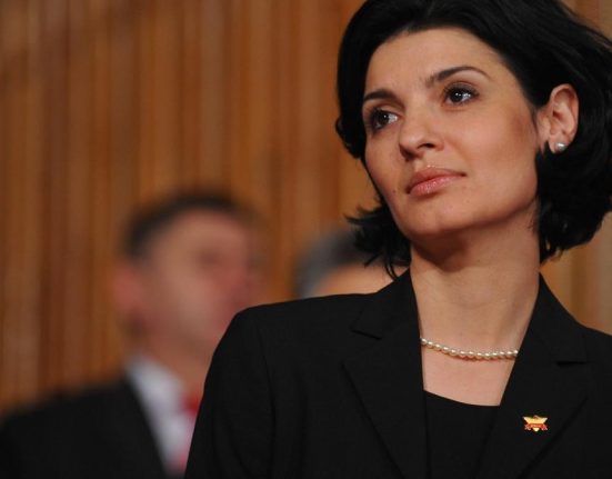 Lavinia Sandru Romanii muncesc 10 12 ore pe zi pentru cateva mii de lei iar statul pierde miliarde ca sa i protejeze pe speciali