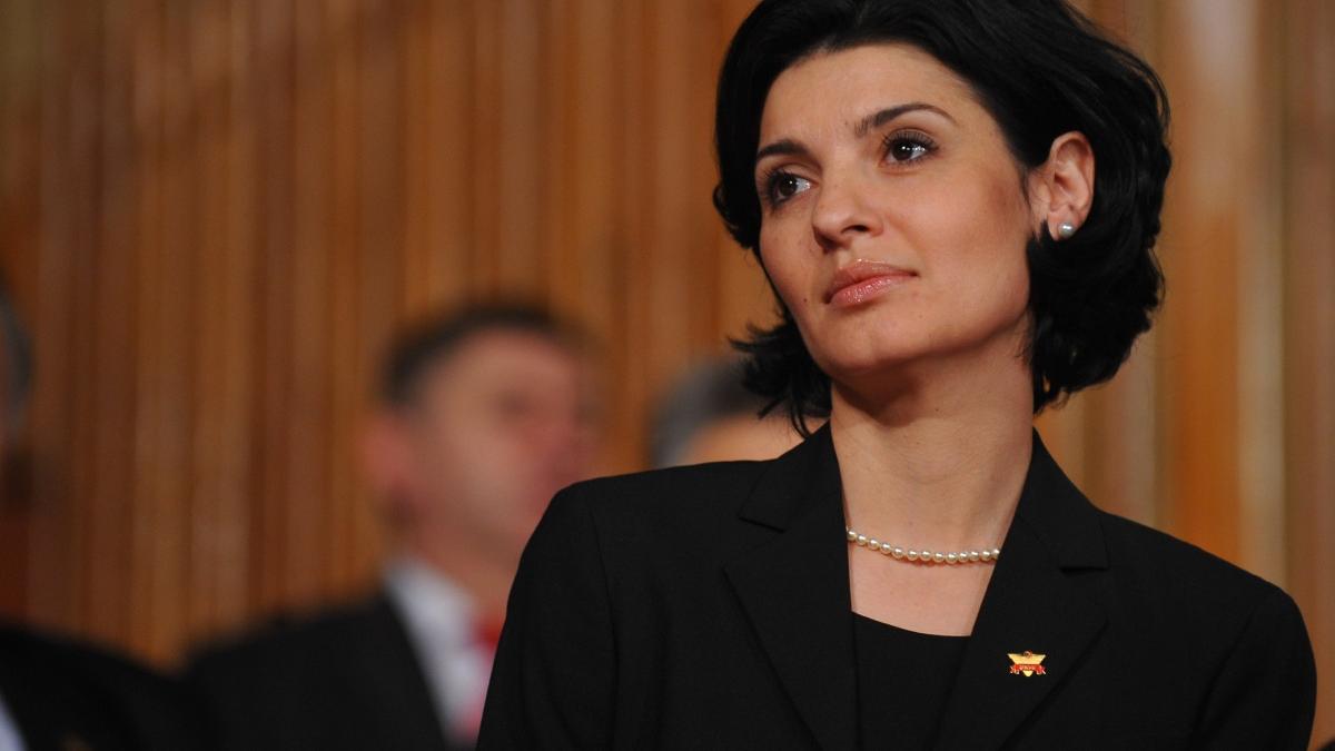 Lavinia Sandru Romanii muncesc 10 12 ore pe zi pentru cateva mii de lei iar statul pierde miliarde ca sa i protejeze pe speciali
