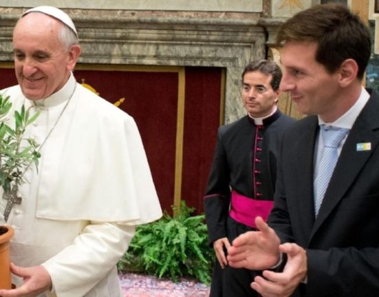 Lionel Messi i a adus un omagiu Papei Francisc Un papa diferit