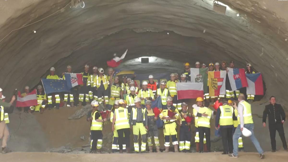 Primul tunel rutier forat din Romania finalizat