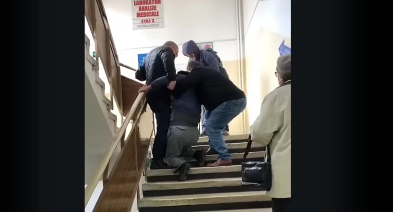 Romania umilita Pacient cu probleme tarit pe scari la cabinet VIDEO