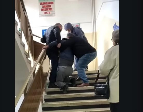 Romania umilita Pacient cu probleme tarit pe scari la cabinet VIDEO