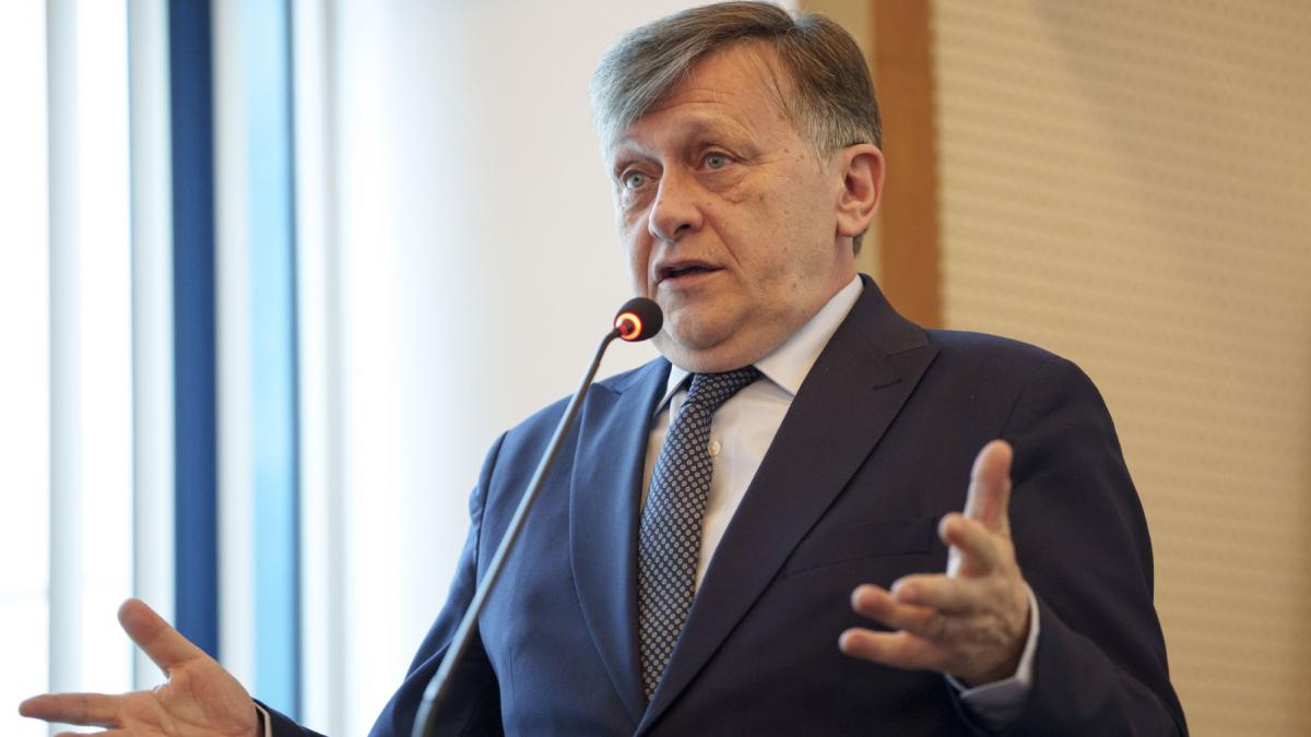 Surse Crin Antonescu in sedinta PNL PSD UDMR Nu se poate ca noi cu 3 mii de primari sa pierdem alegerile