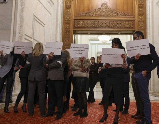 Unii angajati ai Senatului vor sa demisioneze deoarece sunt obligati sa vina la serviciu