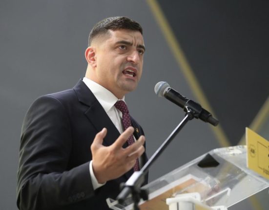 Ambasada Romaniei in SUA il critica pe Simon E incompatibil cu functia de presedinte