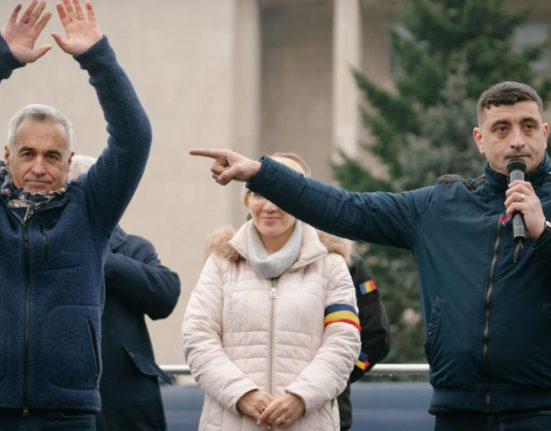 Calin Georgescu ataca pe Simion despre concedierea bugetarilor