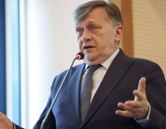 Crin Antonescu a votat cu fiica si sotia Participarea masiva este cruciala pentru legitimitatea alegerilor