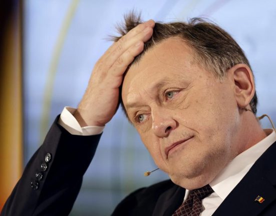 Crin Antonescu ar reduce salariile demnitarilor la jumatate in criza economica Exclud cresterea taxelor