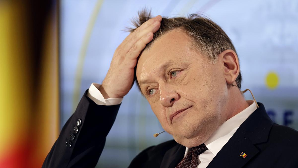 Crin Antonescu ar reduce salariile demnitarilor la jumatate in criza economica Exclud cresterea