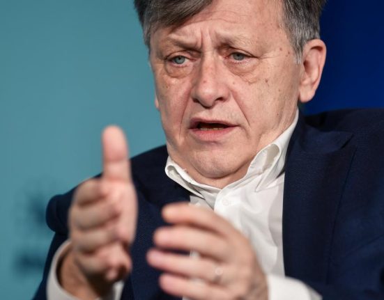 Crin Antonescu il acuza pe Nicusor Dan ca a refuzat o clinica pentru copiii cu cancer