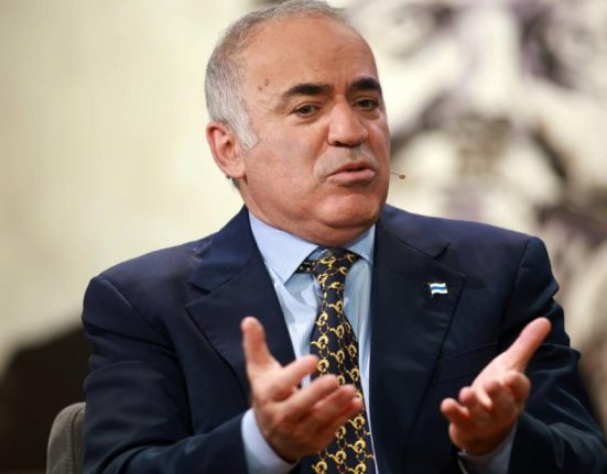 Garry Kasparov face apel la vot Nu lasa decizia altor