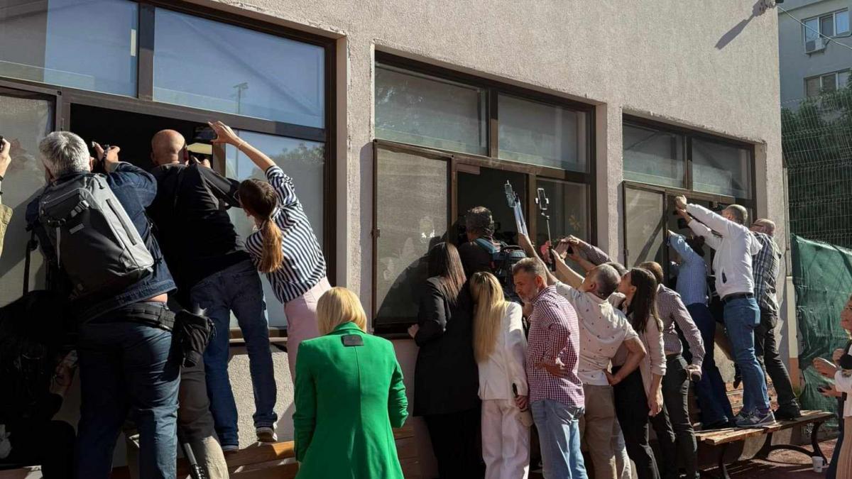 Jurnalisti straini pe ferestre la vot cu Antonescu