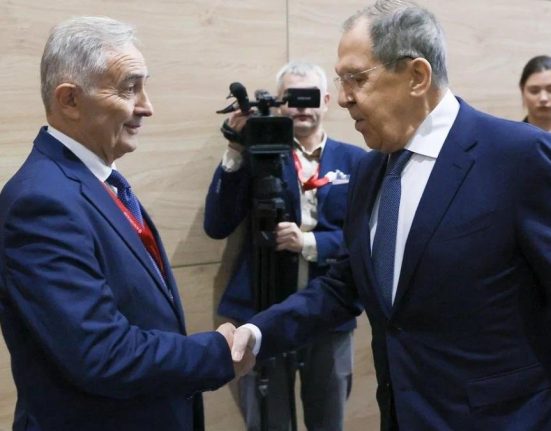 Diplomatul Lazar Comanescu a intalnit un controversat Lavrov