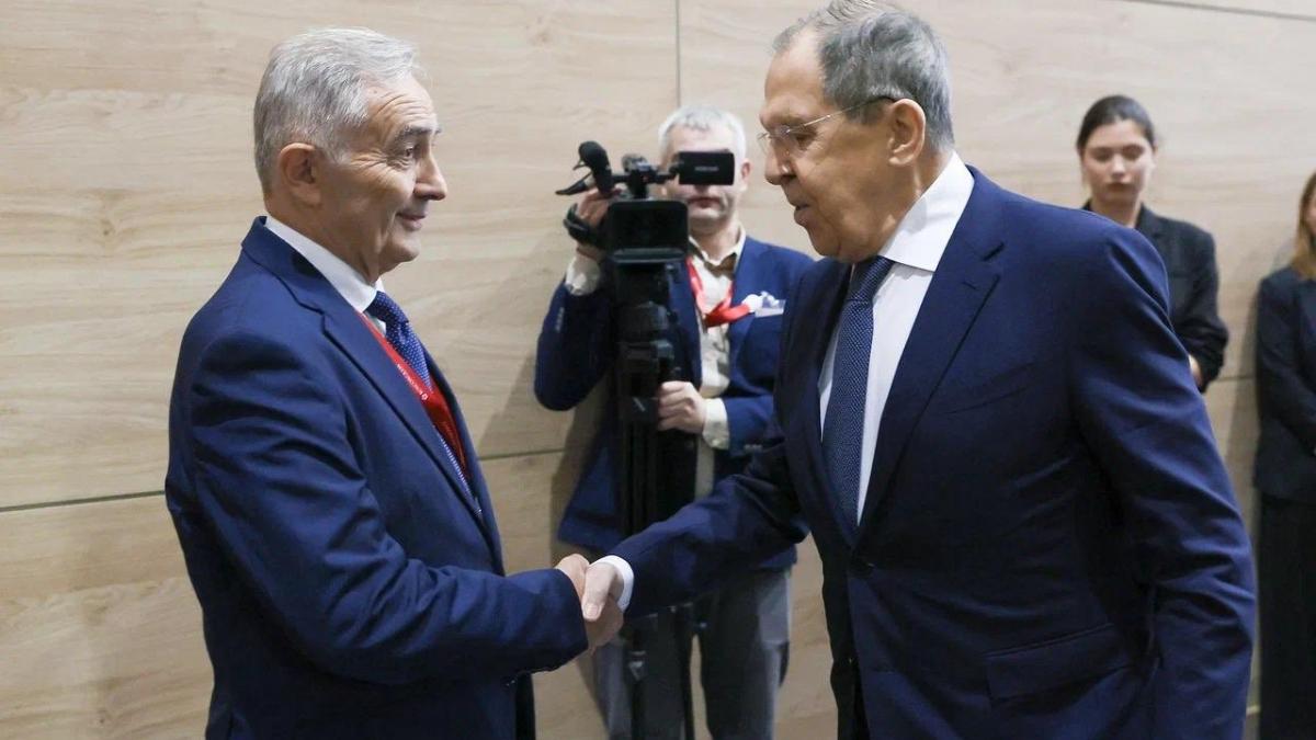 Diplomatul Lazar Comanescu a intalnit un controversat Lavrov