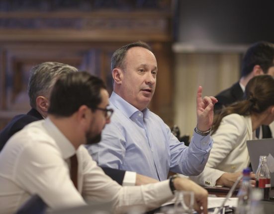 Liderul PSD cere tax a de solidaritate cu masina scumpa